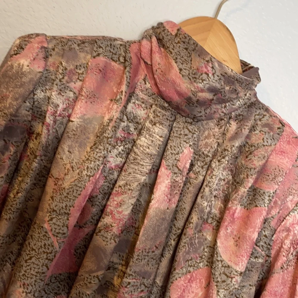 Vintage floral blouse exaggerated shoulder pads and pleated neckline - Picture 3 of 10